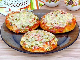 Mini-pitstsy-s-kolbasoj-i-solenymi-ogurtsami