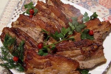 zapechennaya_svinaya_grudinka_v_folge-153578